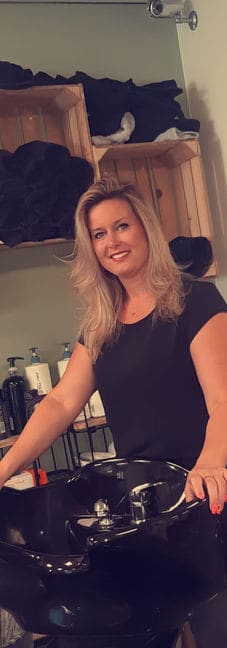Marscha in de salon bij de wasbak.